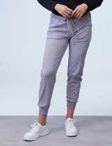 Pantalón jogger color beige, marca Zac & Rachel, con pretina ancha elastizada, lazo de ajuste, bolsillos delanteros y puños elastizados en los tobillos.
