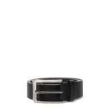 Cinto de cuero sintético color negro con hebilla metálica plateada de diseño clásico y logo grabado en la hebilla y en la presilla.