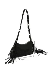 Bandolera color beige con flecos y ojales metálicos.