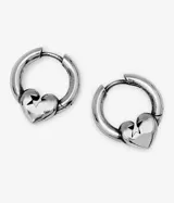 Par de caravanas tipo argolla de metal plateado con dije de corazón con detalle de estrella calada.