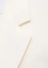 Chaleco tipo blazer sin mangas, de corte oversize y cuello con solapas. Confeccionado en lino, presenta un diseño abierto sin cierre y dos bolsillos laterales de ribete.