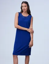 Conjunto de fiesta azul eléctrico, compuesto por un vestido midi de seda fría con aplique de encaje en el escote y una chaqueta corta de encaje con mangas tres cuartos.