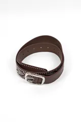 Cinturón de cuero color marrón con detalle de tachas metálicas plateadas en los bordes y hebilla metálica plateada.