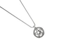 Collar de acero con dije circular que presenta una estrella de cinco puntas (pentagrama) con una pequeña luna creciente en el centro, rodeada por un diseño de trenzado celta. Incluye cadena de eslabones tipo caja.