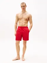 Short de baño rojo de nailon reciclado con cordón ajustable en la cintura, bolsillos laterales y logo de Tommy Hilfiger bordado en la parte inferior.