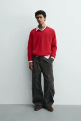 Jersey de corte regular fit, tejido en una mezcla de lana y cashmere, con cuello en pico y manga larga. Presenta acabados en rib en puños y bajo.