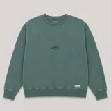 Buzo de cuello redondo en color verde, con diseño de calce holgado, puños y ruedo acanalados, y un pequeño logo bordado en el centro del pecho.