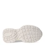 Championes urbanos de estilo chunky, completamente blancos, con diseño de paneles superpuestos en malla y material sintético, cordones al tono y suela de plataforma dentada.