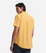 Camisa de hombre de manga corta confeccionada en mezcla de lino y algodón. Presenta un calce comfort, cuello camisero, cierre frontal con botones y un bolsillo en el pecho. Marca Marfinno.
