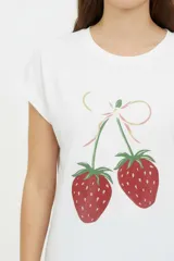 Remera de manga corta de algodón, de corte holgado y cuello a la base. Presenta un estampado frontal en el pecho con forma de corazón y encaje, con la inscripción "La Dolce Vita".