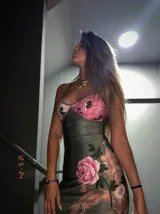 Vestido largo de tirantes finos, color verde con estampado floral en tonos rosados y beige.