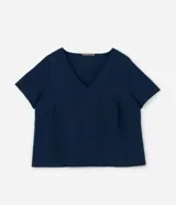 Blusa Ashua de viscosa color azul marino, con escote en V, manga corta y detalle de recortes verticales en el frente.