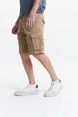 Bermuda cargo de corte clásico en color beige, con bolsillos laterales tipo cargo, cierre de cremallera y botón, y pasacintos.
