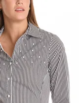 Camisa de corte clásico con estampado de rayas verticales en blanco y negro. Presenta cuello con solapa, escote en V, cierre frontal con botones perlados y apliques de perlas decorativas en la parte superior delantera. Posee mangas tres cuartos con puños abotonados.