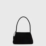 Cartera de hombro color negro con diseño trenzado y textura similar a la gamuza, con asa única y cierre superior.
