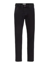 Jean negro de tiro alto, corte tapered, cinco bolsillos y cierre con botón.