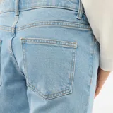 Pantalón de jean estilo regular straight diseñado para embarazo, con cintura elástica integrada para mayor comodidad y ajuste. Presenta un lavado clásico en tono azul claro, corte recto y dobladillo en los tobillos.