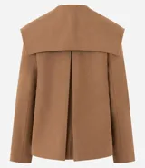 Campera pesada de estructura firme, color marrón, con cuello amplio de solapa alargada, cierre cruzado con botones, mangas largas y bolsillos delanteros. Presenta un canesú sobrepuesto en la espalda con pliegue central.