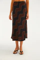 Falda midi fluida de talle alto con estampado geométrico de ondas en tonos negro y marrón.
