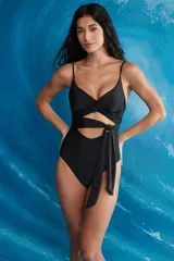 Trikini negro de una pieza con escote cruzado y lazo ajustable a la cintura que genera un corte cut-out en el abdomen. Posee delgados tirantes ajustables.