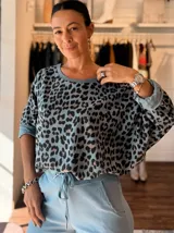 Buzo de algodón con estampado animal print en tonos azul y gris, de corte holgado y mangas murciélago.