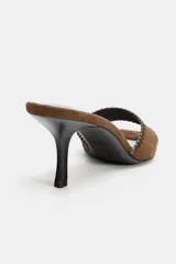 Sandalia tipo mule de gamuza color marrón, con tira delantera decorada con pespuntes en contraste, tacón fino y punta cuadrada.