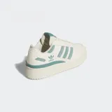 Championes Adidas Forum Bold Stripes, color blanco hueso con detalles en celeste. Presentan las tres tiras laterales de Adidas en gamuza celeste.
