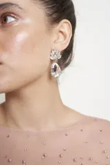 Vestido largo de tul color rosado, con sobrecapa corta y diseño entallado, íntegramente bordado con perlas y piedras.