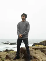 Buzo de cuello redondo Volcom de color gris oscuro, con diseño liso y pequeño logo estampado en el pecho. Cuenta con mangas largas y puños elastizados.