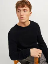 Sweater de manga larga con cuello redondo, confeccionado en tejido de punto con textura estructurada.