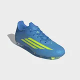 Championes de fútbol Adidas F50 League, color azul con las tres tiras características en amarillo flúor y detalles plateados. Cuenta con suela con tapones para terreno firme y multiterreno.