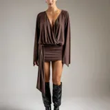 Vestido corto marrón con escote en V cruzado, mangas largas amplias y detalle de lazo lateral en la cintura.