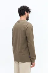 Remera de manga larga con escote redondo, corte regular y logo bordado en el pecho.