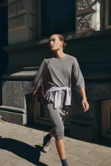 Falda gris de punto, corte recto y largo midi, con cintura elástica.