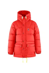 Campera puffer roja con capucha, cierre frontal con botones a presión y dos bolsillos con solapa.