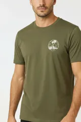 Remera de manga corta y cuello redondo, color blanco, de corte holgado, con estampa pequeña de un velero en el pecho.