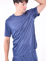 Remera negra de poliéster, corte clásico y cuello redondo.