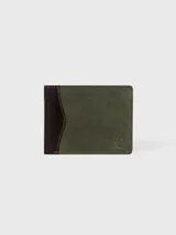 Billetera de cuero combinada en color verde militar y marrón oscuro, con costuras pespuntadas en contratono y logotipo grabado en la esquina inferior.