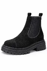 Bota tipo Chelsea de gamuza negra con suela track gruesa y elásticos laterales a tono.