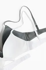 Pack de dos soutiens sin aros, uno blanco y otro gris oscuro, con copas ligeramente moldeadas y breteles finos ajustables.
