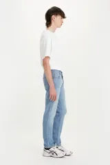 Pantalón jean 511 Slim Fit de corte entallado, tiro medio y color celeste claro con roturas en la rodilla izquierda.