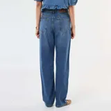 Pantalón de jean azul de corte recto y talle alto.