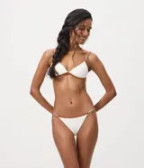 Bombacha de bikini colaless de color blanco con ribetes y tiras finas en tono marrón, confeccionada en microfibra con poliamida y elastano.