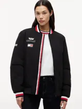 Campera estilo bomber de Tommy Hilfiger en colaboración con Cadillac Formula 1® Team, color negro. Cuenta con cuello tipo béisbol, cierre frontal de cremallera y ribetes tejidos a rayas rojas, blancas y azules en el cuello, puños y dobladillo. Presenta parches bordados del equipo en el pecho.