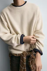 Jersey de corte relajado confeccionado en tejido de algodón. Presenta cuello redondo, manga larga y acabados en rib en puños, cuello y bajo.