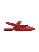 Ballerina plana de cuero color rojo, con punta fina, tiras cruzadas en el empeine con hebillas metálicas doradas y tira ajustable en el talón.