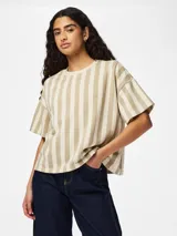 Remera a rayas color beige y blanco, de manga corta, cuello redondo, hombros caídos y calce holgado, confeccionada en tejido de punto rizo.