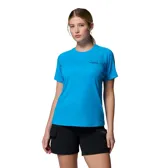 Remera deportiva de manga corta color azul con tecnología de absorción de humedad y protección solar, con detalle de diseño geométrico en el interior.