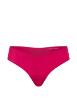 Tanga de microfibra color fucsia, de corte bajo, diseño sin costuras con acabado invisible y detalle de logo sutil en el lateral.