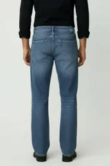 Pantalon de jean azul con corte recto y calce medio, de diseño clásico con cinco bolsillos y cierre frontal con botón y cremallera.
